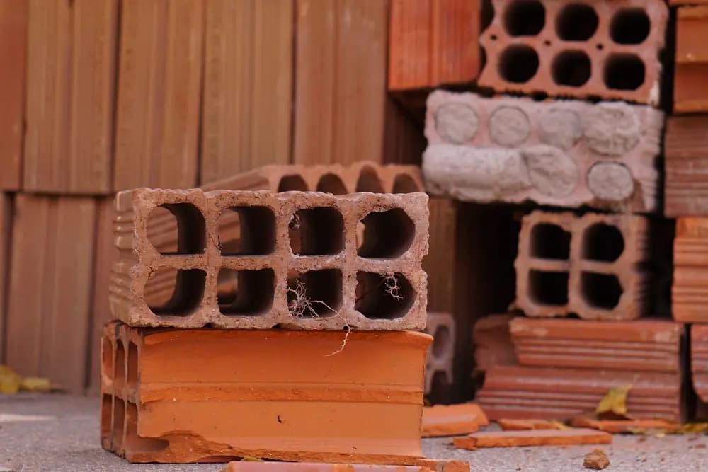 Briques creuses en terre cuite empilées sur un chantier